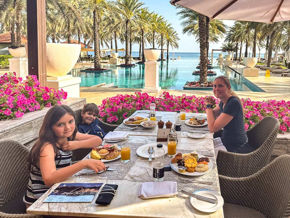 Petit-d&eacute;jeuner en famille en terrasse face &agrave; la piscine