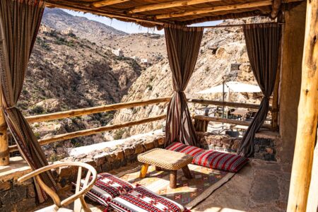 Single room at The Suwgra with a single bed and cosy layout in a traditional cave