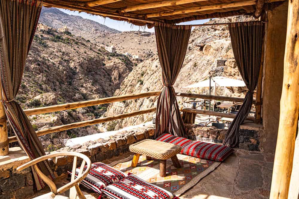 Single room at The Suwgra with a single bed and cosy layout in a traditional cave