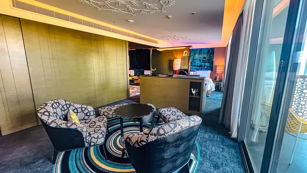 Salon spacieux avec kitchenette et décoration moderne dans une suite premium du w muscat avec vue sur balcon