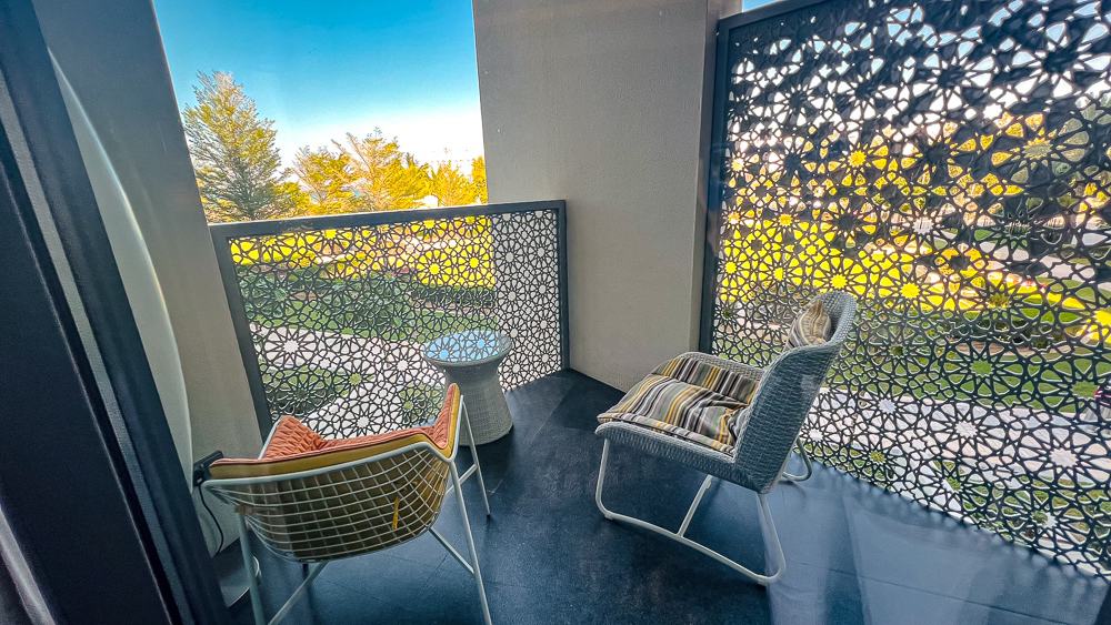 Balcon privé avec moucharabiehs traditionnels et mobilier contemporain dans une suite du w muscat à Oman
