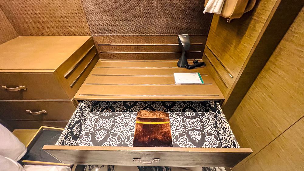 Dressing moderne du w muscat avec rangements en bois, tiroirs à motifs géométriques et aménagements fonctionnels de luxe