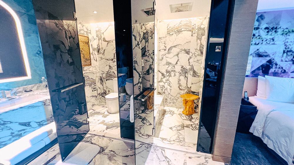 Douche design du w muscat en marbre veiné blanc et gris, cabine de douche moderne avec finitions luxueuses et éclairage LED