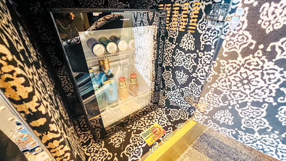 Minibar design du w muscat décoré de motifs géométriques dorés et noirs, ambiance orientale moderne avec éclairage intégré