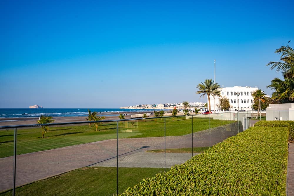 Vue panoramique depuis le w muscat sur la mer d'Arabie, jardins paysagers et architecture blanche traditionnelle omanaise