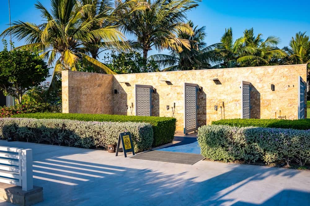 Pavillon spa du w muscat avec architecture traditionnelle omanaise en pierre, motifs géométriques et jardins paysagers