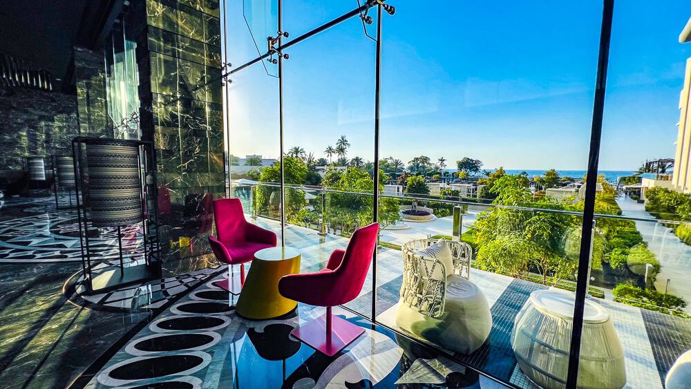 Reception du w muscat avec mur d'ecrans coloris, personnel en accueil et technologie moderne integree