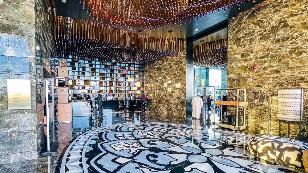 Plateau de bienvenue du w muscat avec fruits frais, chocolats fins et presentation elegante sur table design