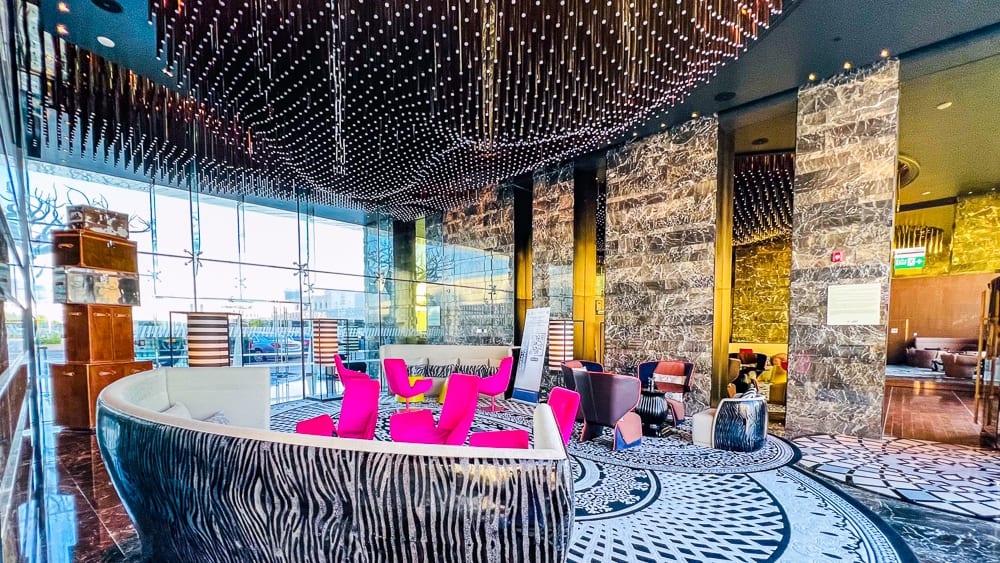 Reception du w muscat avec comptoir en marbre noir, plafond design dore et espace accueil contemporain elegant