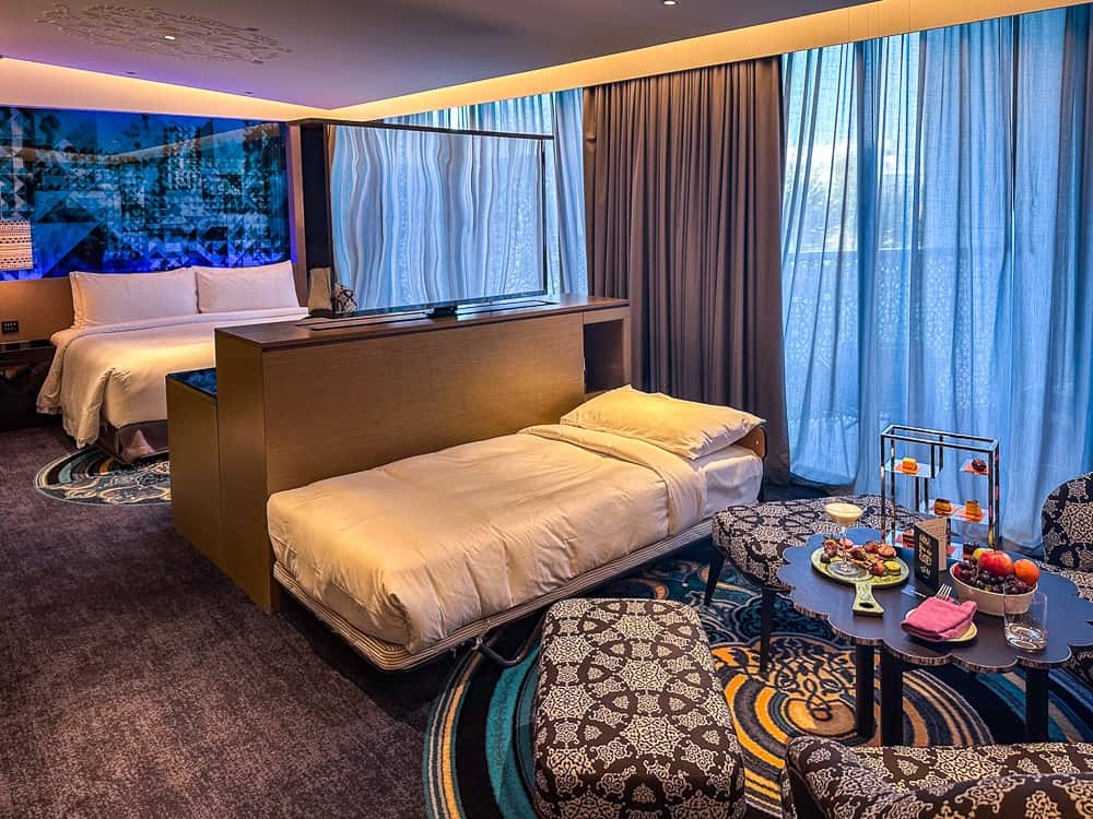 Suite spacieuse du w muscat avec lit principal, canape-lit supplementaire et decoration contemporaine coloree