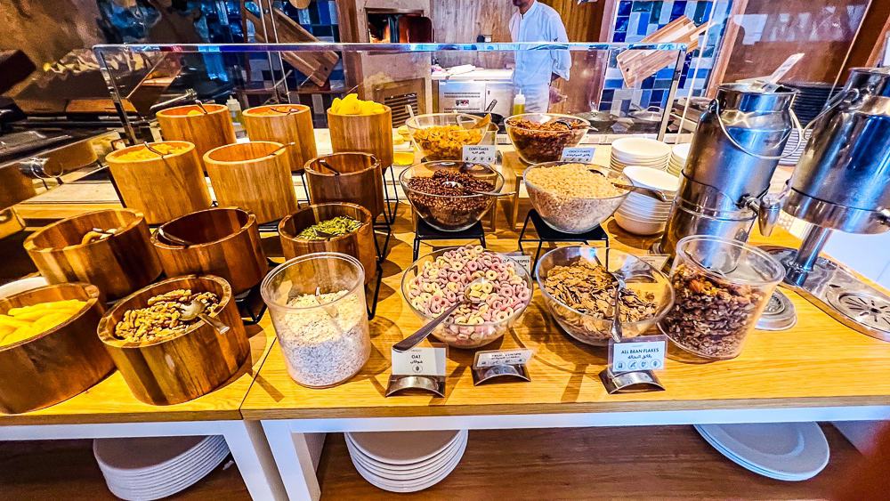 Bar à céréales et muesli artisanaux en contenants bois au restaurant buffet du w muscat