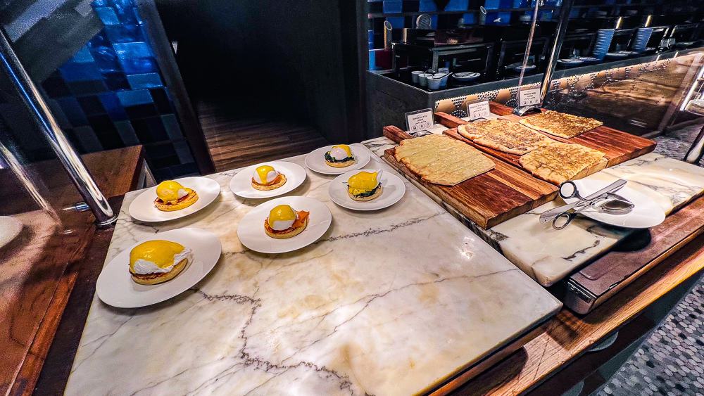 Station œufs Benedict avec préparations chaudes au restaurant buffet du w muscat