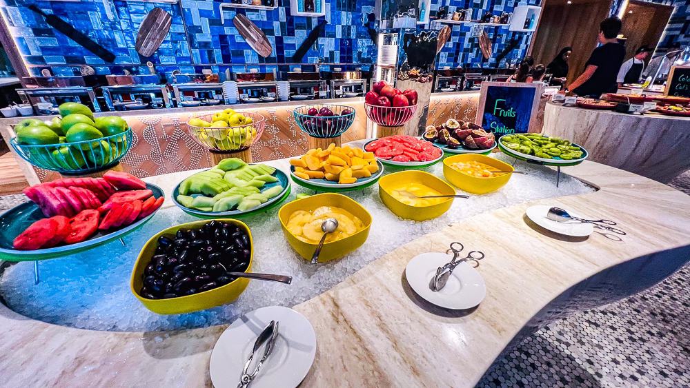 Bar à fruits frais et station healthy avec légumes colorés au restaurant buffet du w muscat