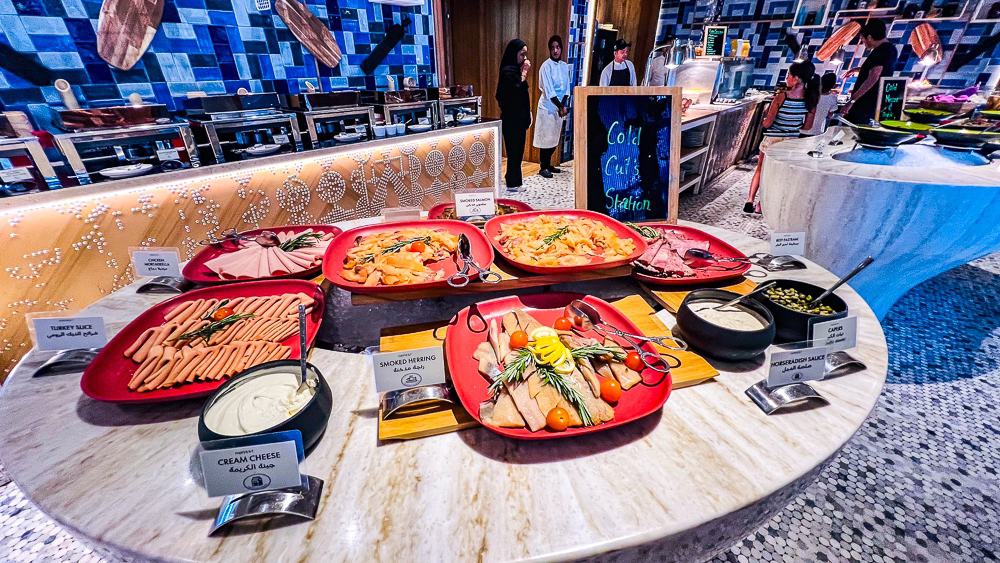 Station poissons et fruits de mer frais avec chefs en cuisine au restaurant buffet du w muscat