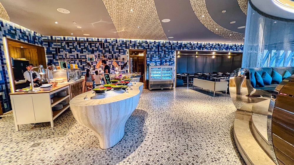 Vue panoramique sur les stations buffet du restaurant principal du w muscat avec cuisine ouverte