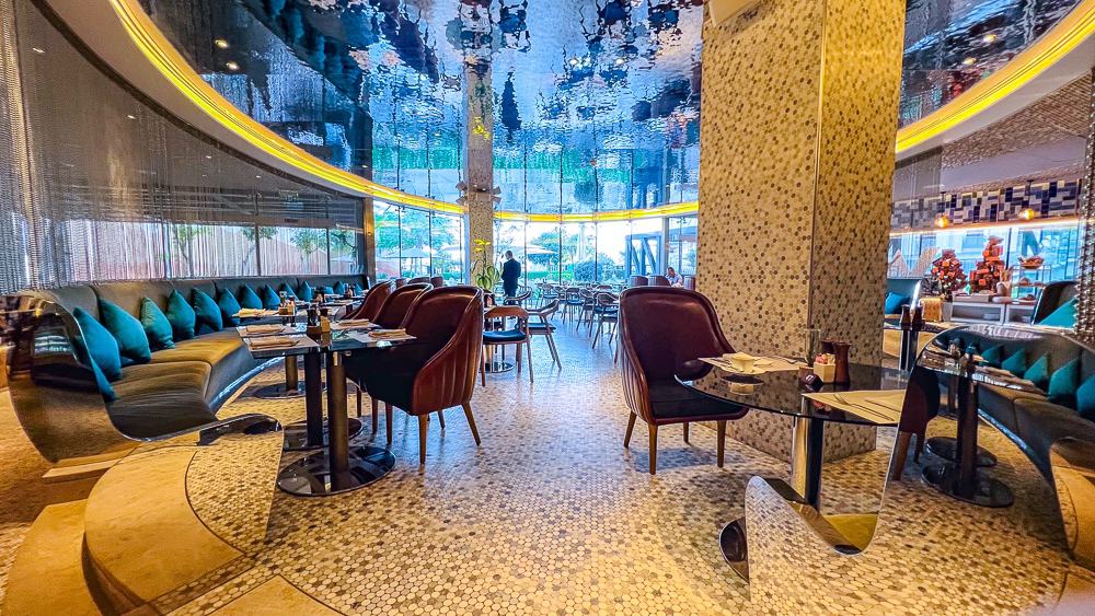 Salle de restaurant principale du w muscat avec design contemporain et banquettes turquoise