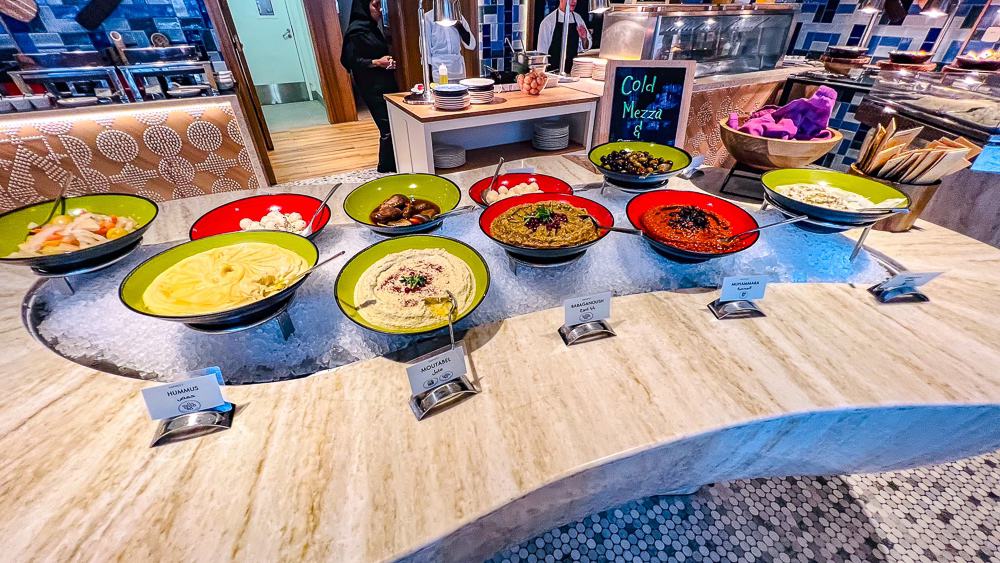 Bar mezze avec houmous et spécialités orientales au restaurant buffet du w muscat