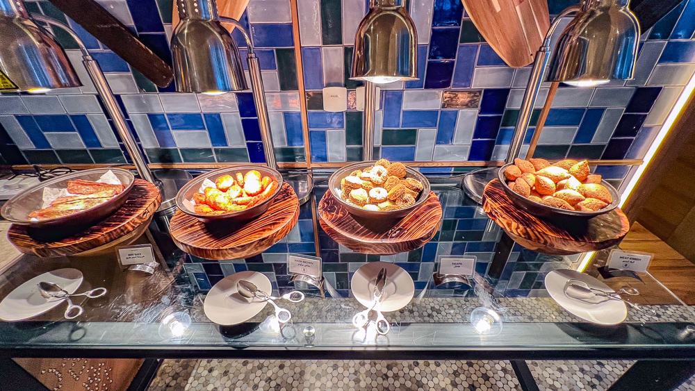 Viennoiseries chaudes et pains frais sous lampes chauffantes au restaurant buffet du w muscat