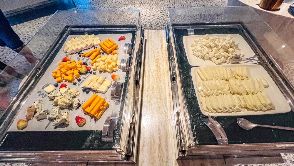 Plateau de fromages et charcuteries artisanales au buffet petit déjeuner du w muscat