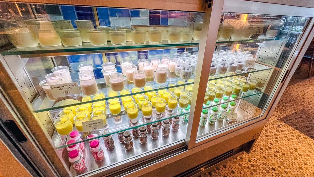 Vitrine réfrigérée avec yaourts frais et jus de fruits variés au restaurant buffet du w muscat