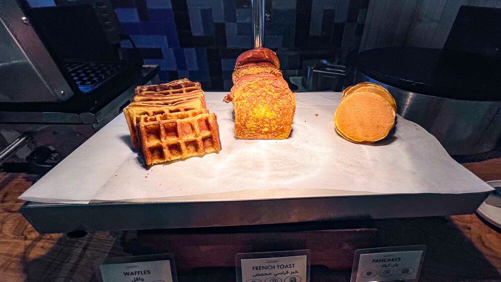 Station viennoiseries du w muscat avec gaufres pain toast et pancakes sur plaque chauffante moderne sous eclairage design