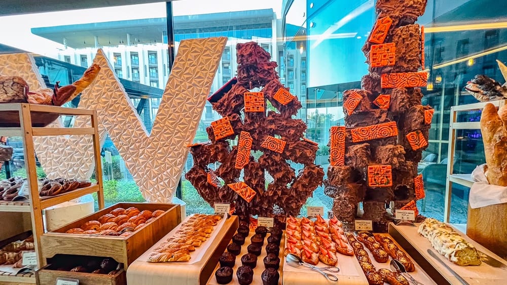 Chocolats artisanaux du w muscat avec presentation creative en forme de W et selection de pralines dans des presentoirs bois