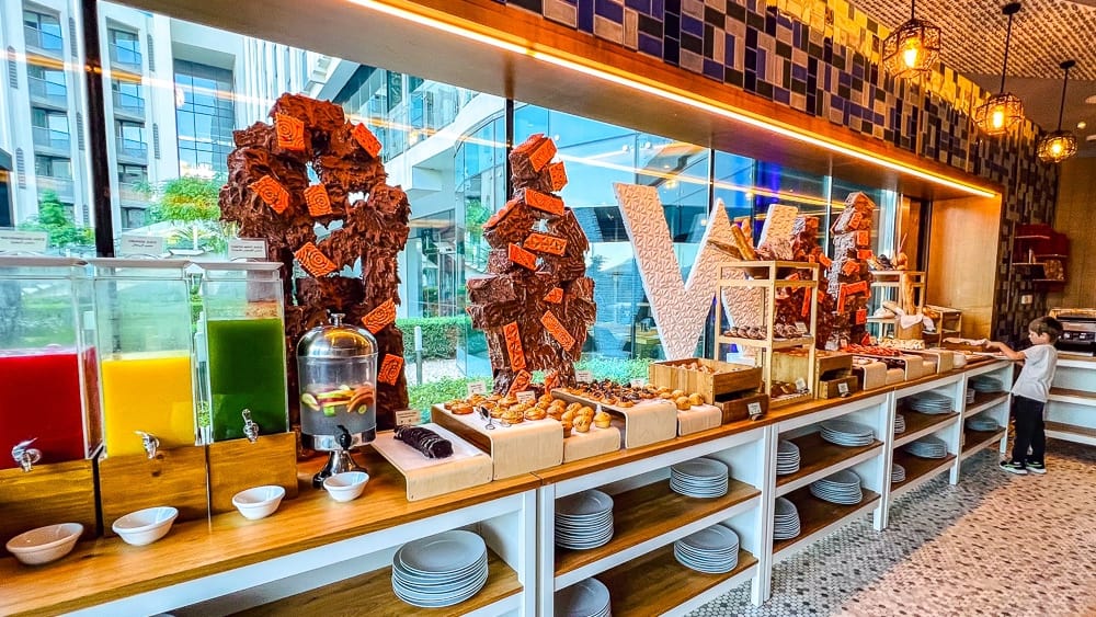 Buffet desserts du w muscat avec sculptures chocolat, patisseries artisanales et presentation creative avec logo W en relief