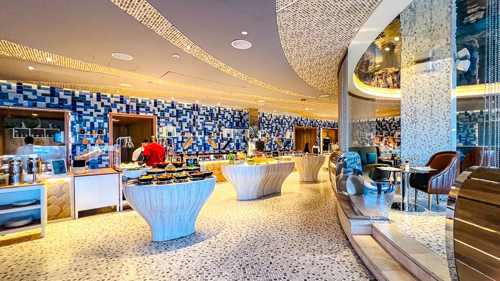Vue panoramique du restaurant buffet du w muscat avec mosaiques bleues au plafond et stations culinaires design modernes