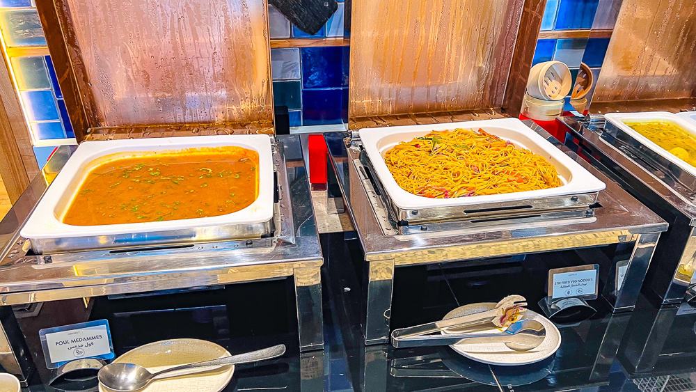 Station pain et viennoiseries du w muscat avec gaufres pancakes et presentation elegante sur support design moderne