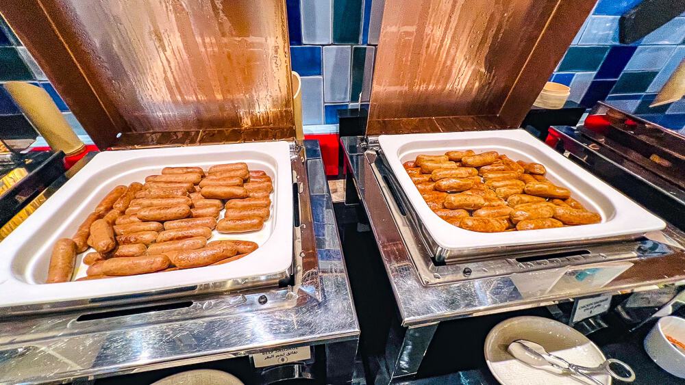 Buffet saucisses et bacon du petit dejeuner au w muscat avec chafing dishes et selection de viandes chaudes variees