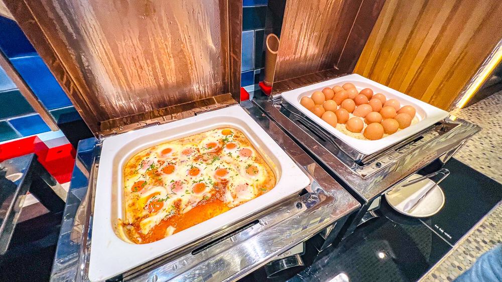 Station omelettes du buffet petit dejeuner au w muscat avec oeufs frais et plats chauds dans des chafing dishes