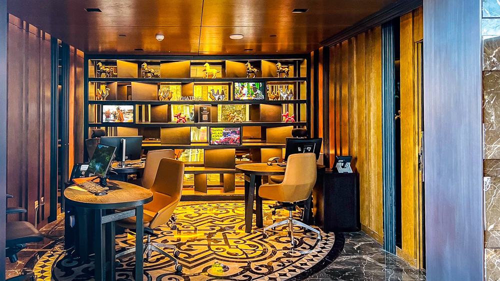 Business center moderne du w muscat avec design contemporain en bois et eclairage ambiance dore et mobilier luxueux