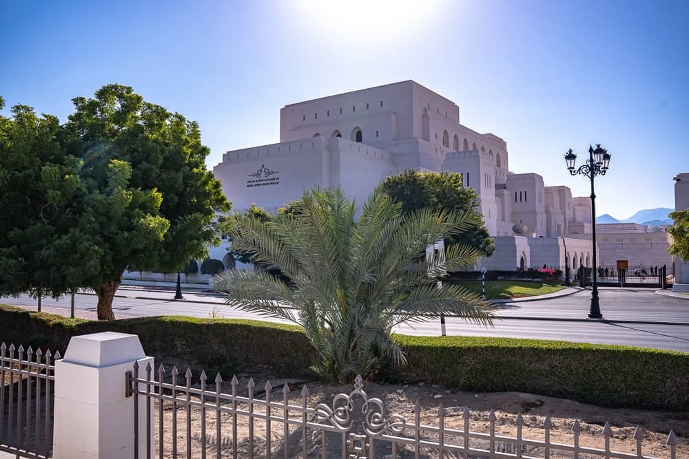 Architecture traditionnelle omanaise de l'Opera Royal avec palmiers et jardins paysagers pres du w muscat a Mascate