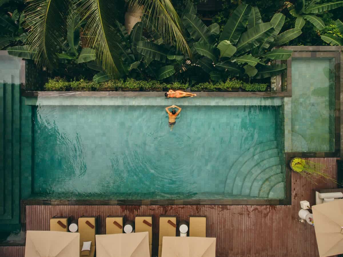 National Bank: How to Use NBC Rewards Points with À la carte Travel - Couple on holiday at luxury resort