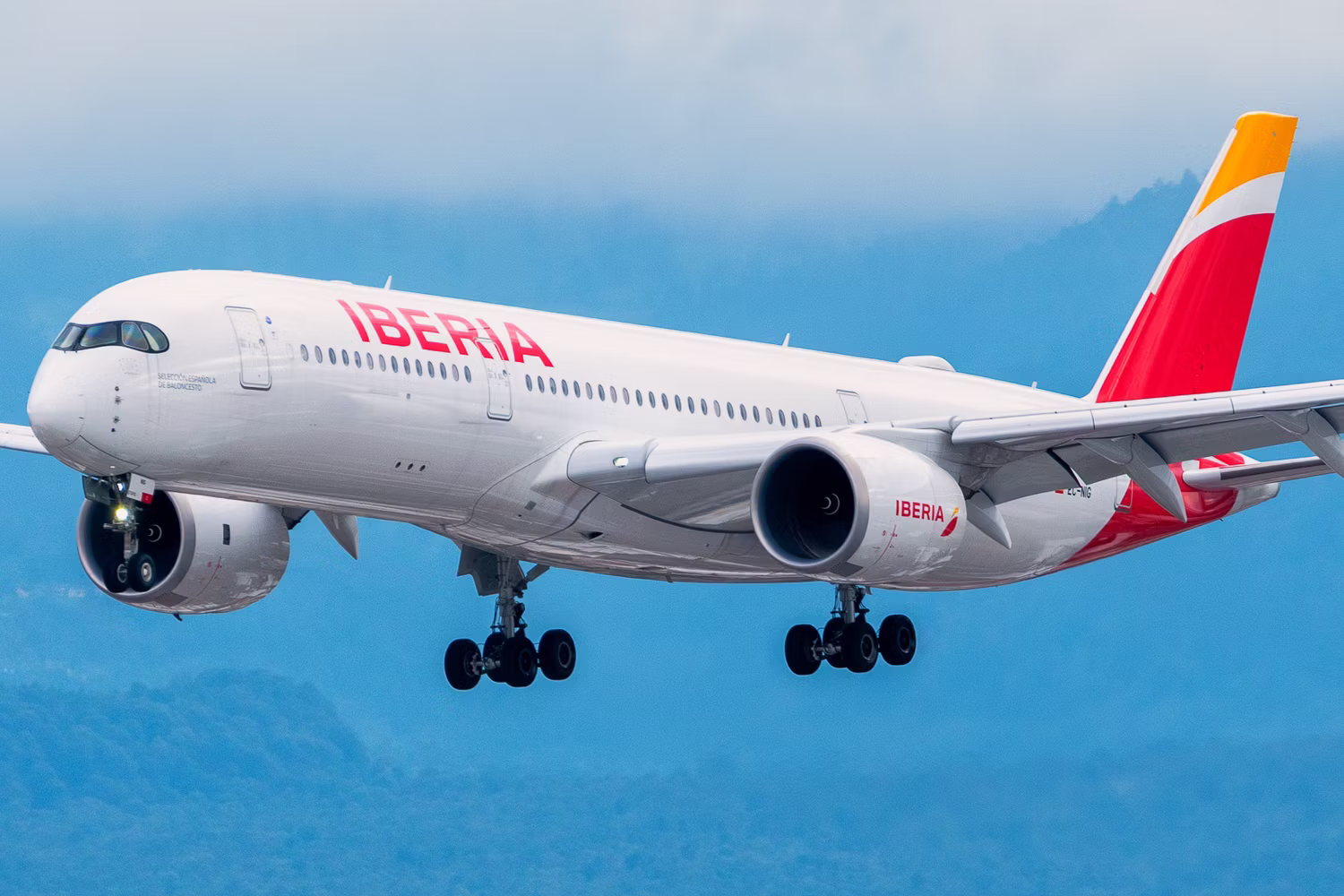 Review: Iberia A350 | Business Class | LHR-MAD - Airbus A350 941 EC NIG Iberia MMMX Aug 21 2021 AF 03