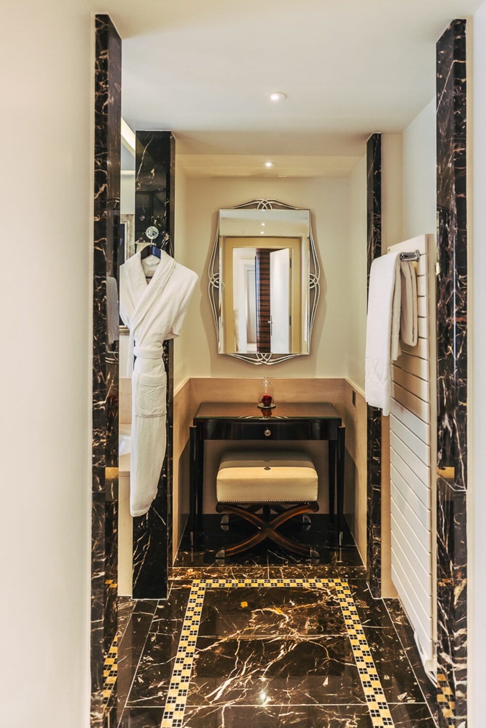 Salle de bain Prince de Galles a luxury collection hotel Paris 32