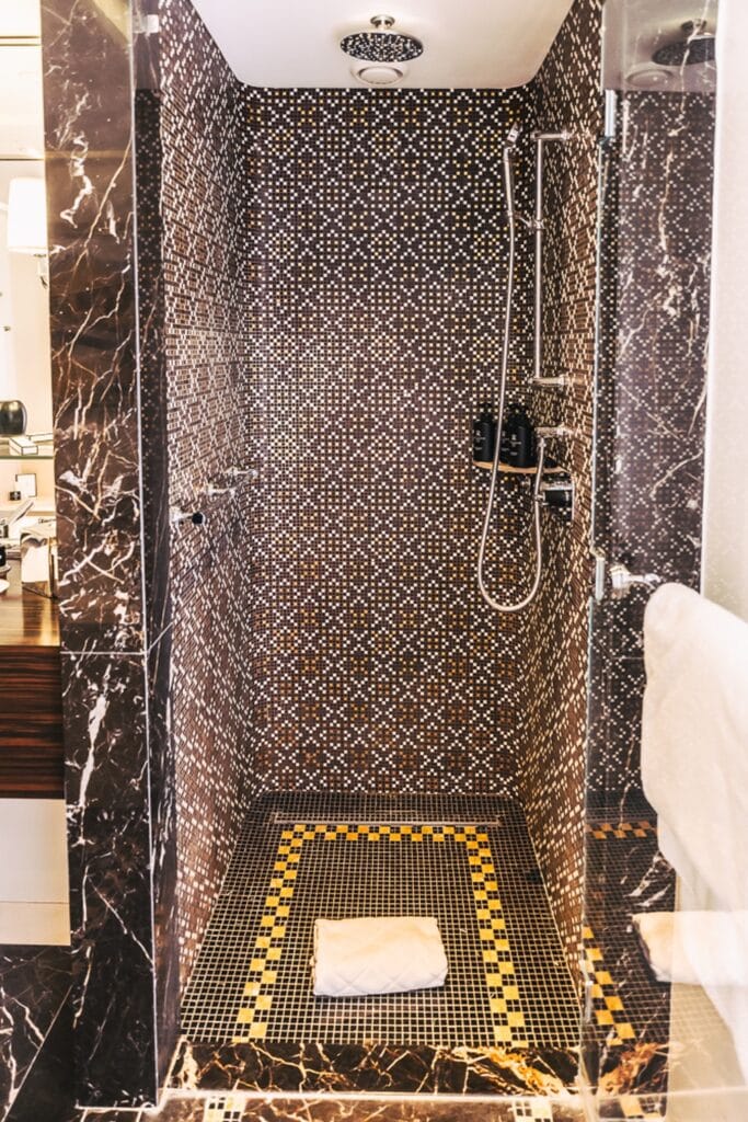 Salle de bain Prince de Galles a luxury collection hotel Paris 36