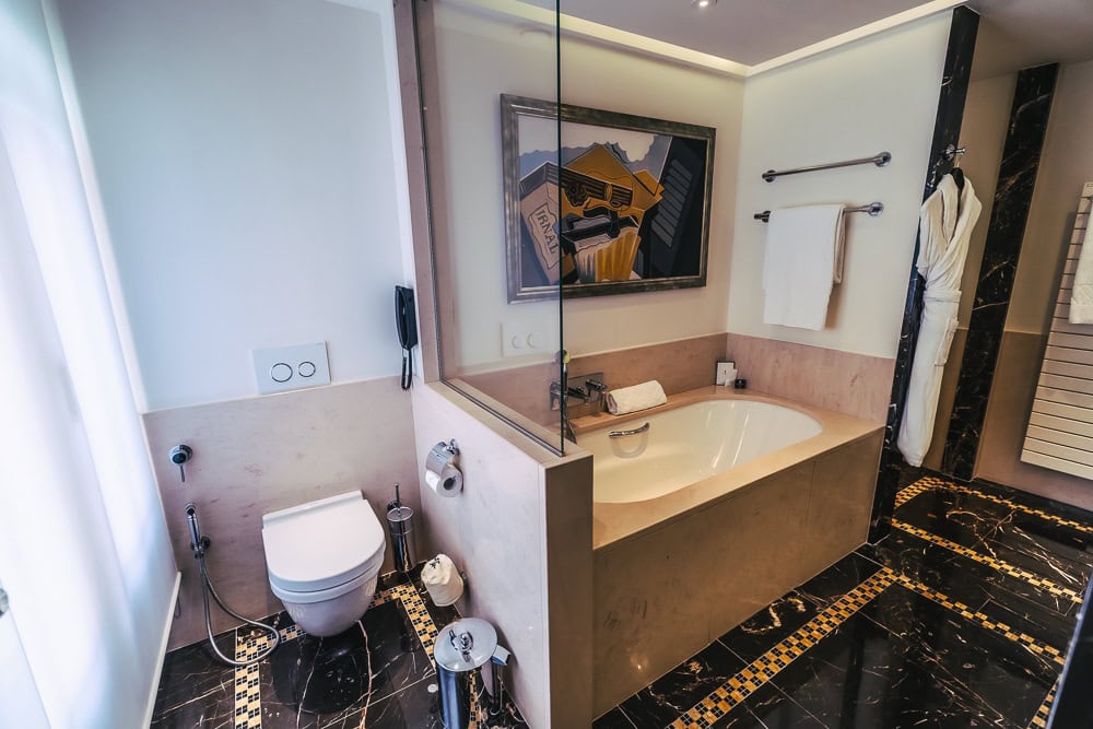 Salle de bain Prince de Galles a luxury collection hotel Paris 38