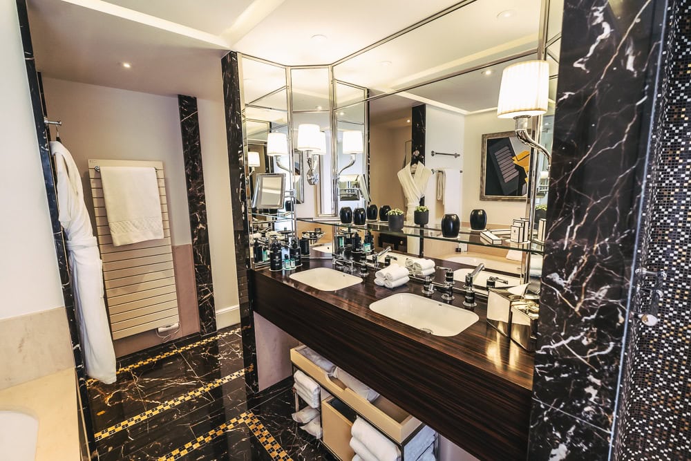 Salle de bain Prince de Galles a luxury collection hotel Paris 39
