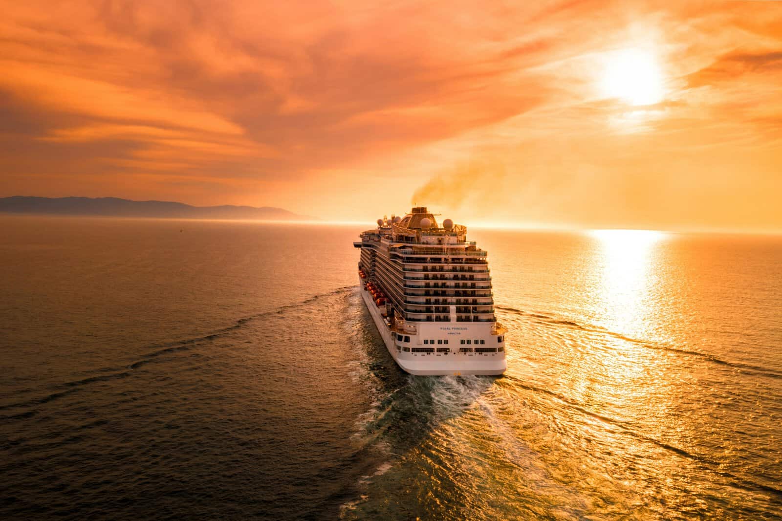 Where to go to see the next total solar eclipse? - bateau de croisière-unsplash