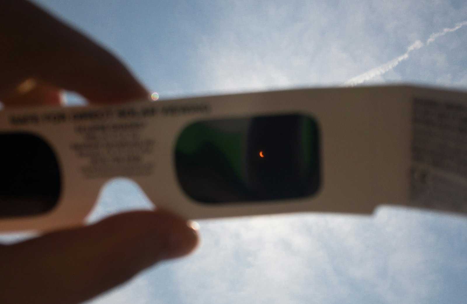 Where to go to see the next total solar eclipse? - lunettes pour éclipse-unsplash