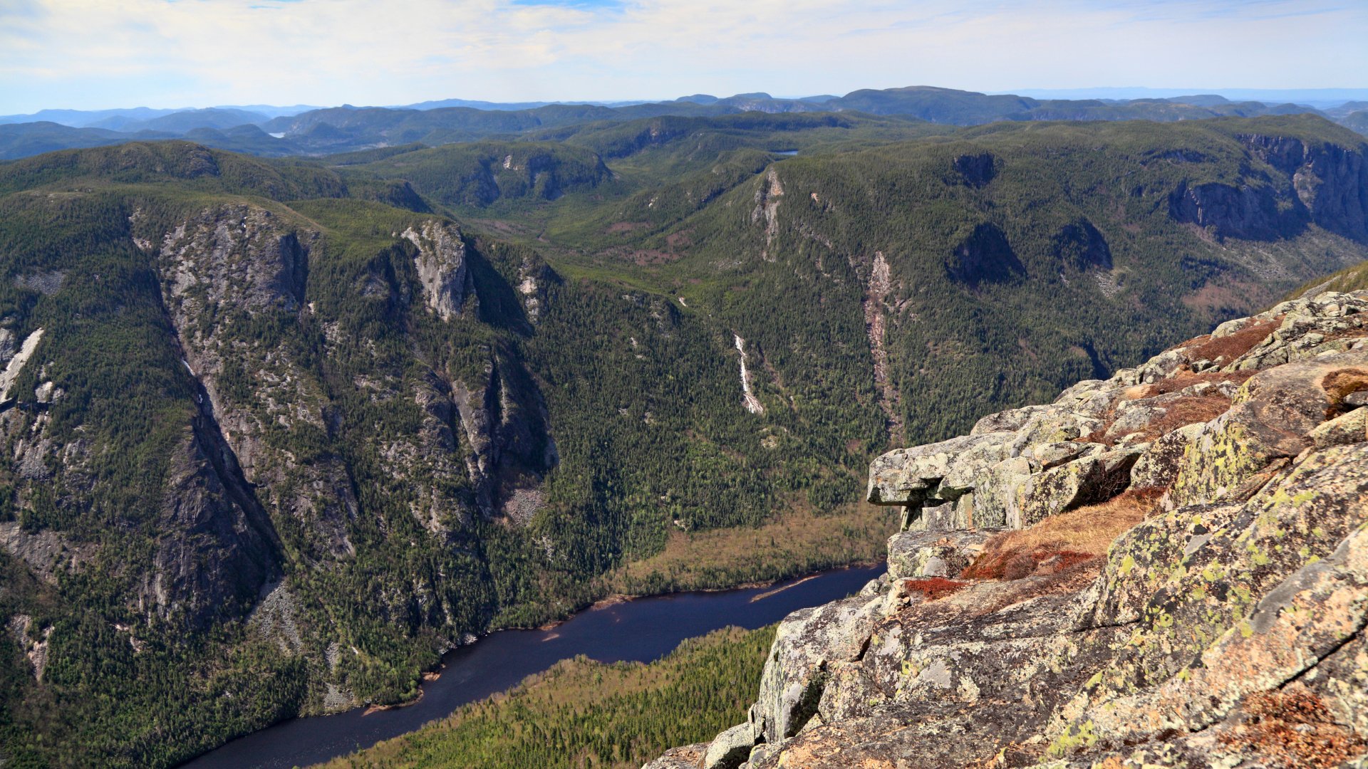 Canadian Roadtrips: 5 Itineraries to Discover the Country by Car - Acropole-des-Draveurs-01