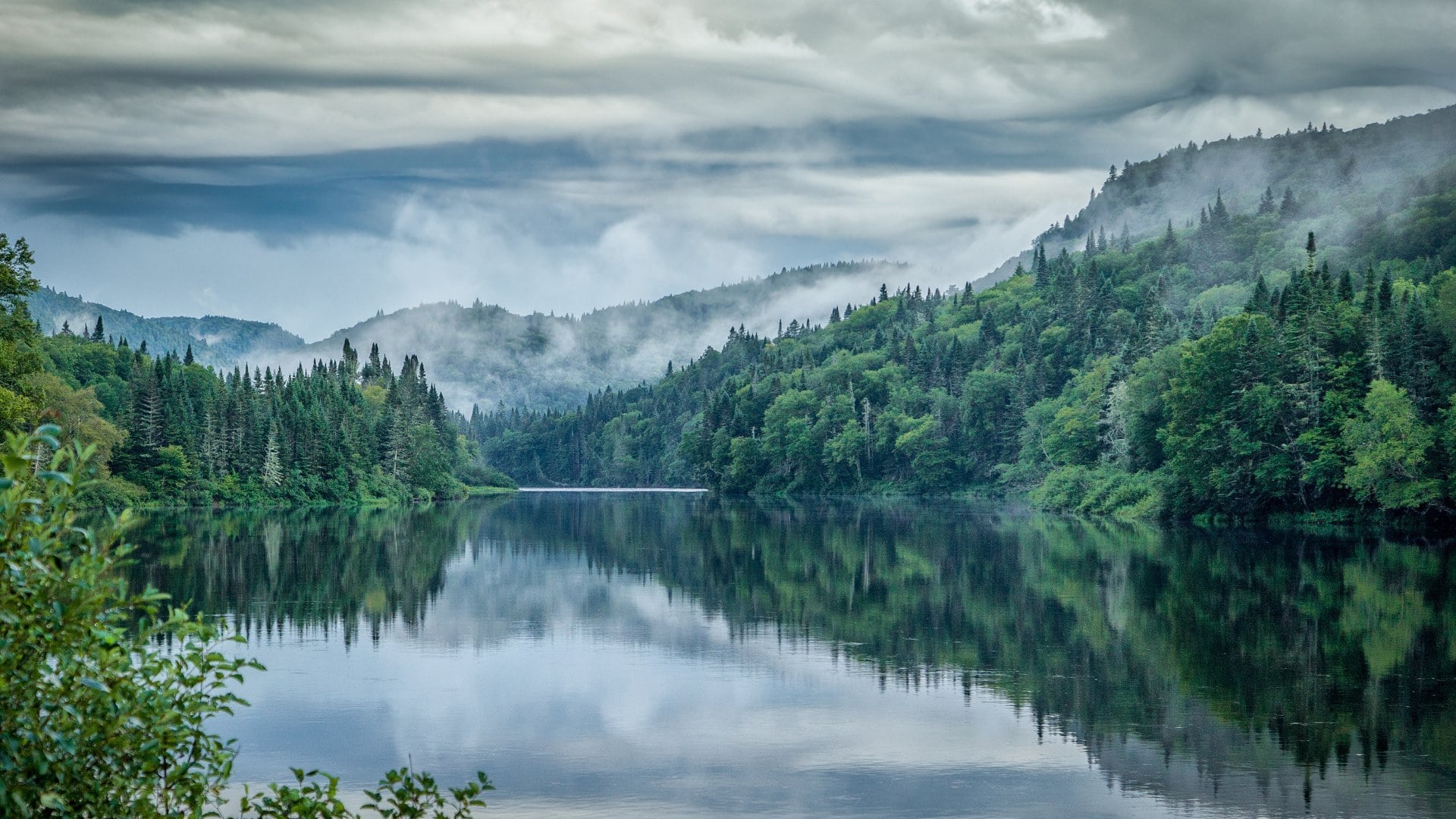 Canadian Roadtrips: 5 Itineraries to Discover the Country by Car - Parc-national-de-la-Jacques-Cartier-01