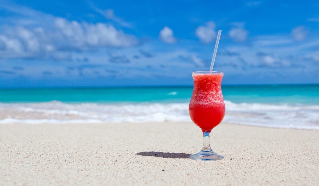 plage avec un cocktail