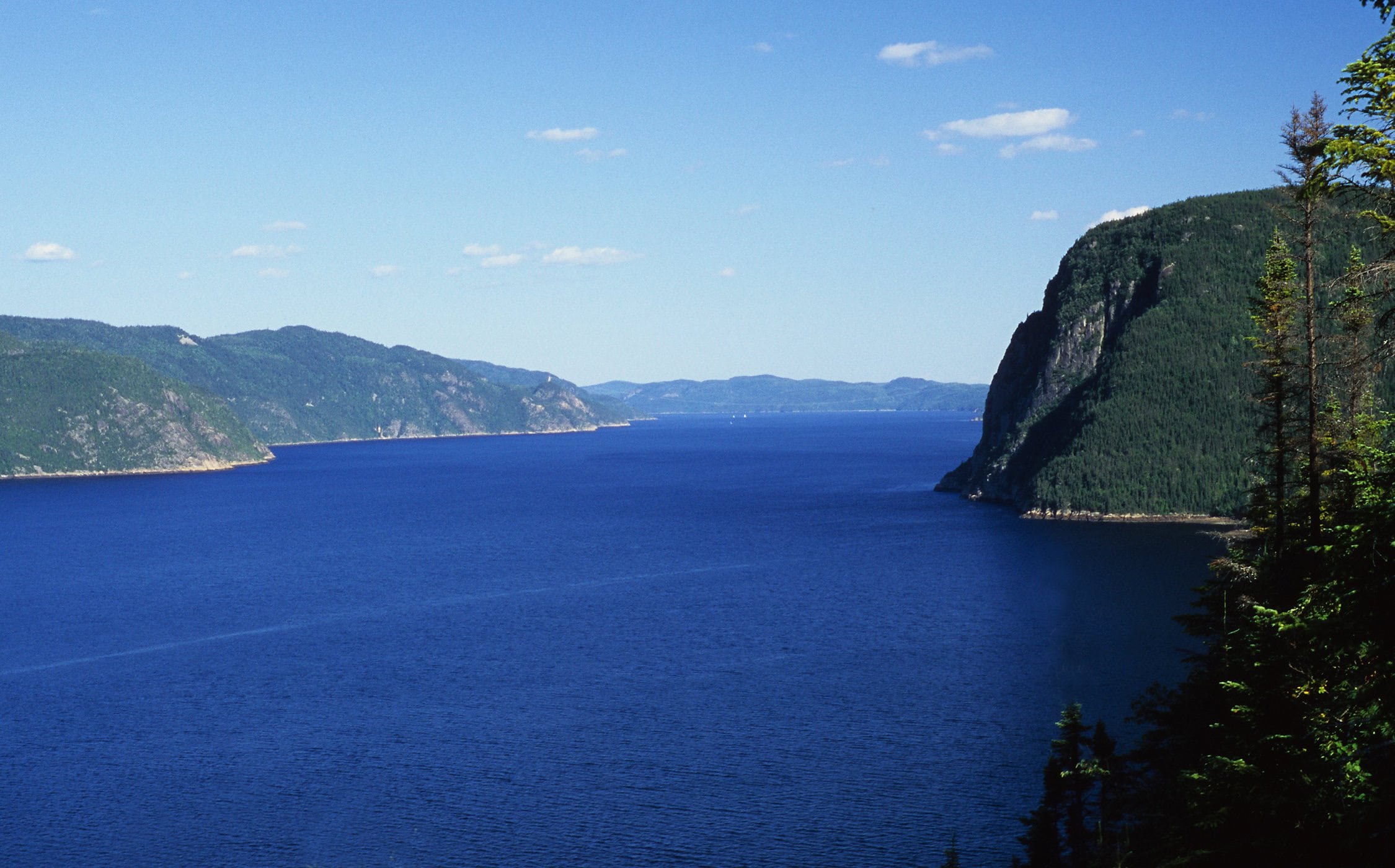 Canadian Roadtrips: 5 Itineraries to Discover the Country by Car - Vue-du-Cap-trinité-près-de-la-Statue