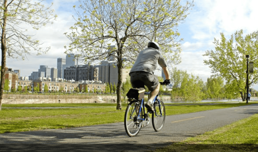 Un cycliste se promène sur le canal Lachine