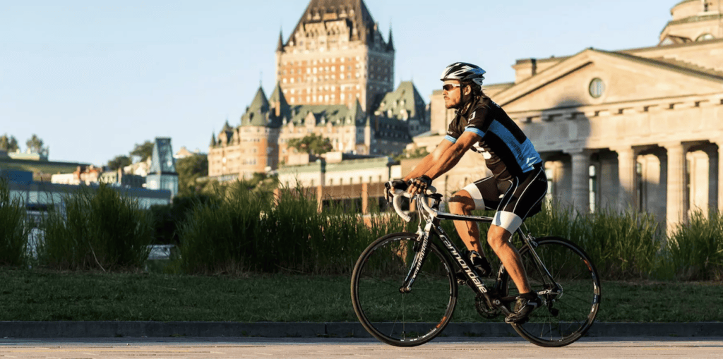 Un homme est en train de faire du vélo