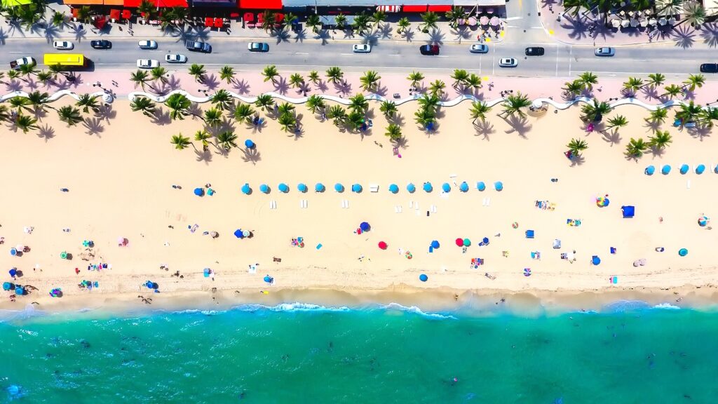 une vue aérienne de Fort Lauderdale, avec sa plage