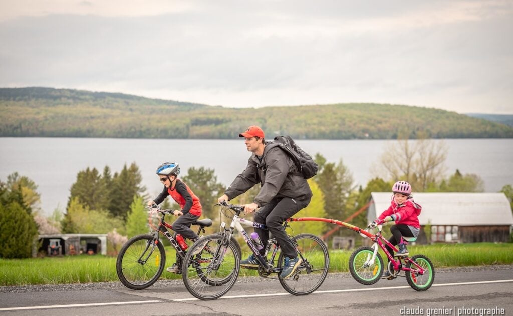 Une famille fait du vélo au bord du lac Mégantic