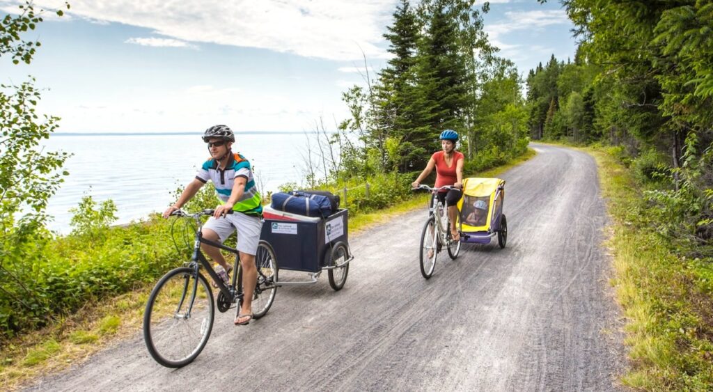 Un couple est en train de faire du vélo au bord d'un lac